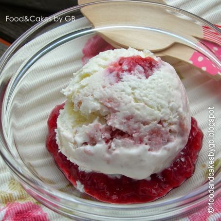 Helado de queso con mermelada de frambuesas
