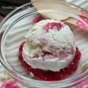Helado de queso con mermelada de frambuesas