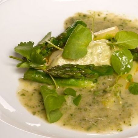 Crema de hortalizas verdes con queso de aguacate