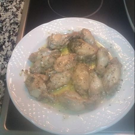 Alitas de pollo con salsa de ajo y perejil