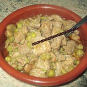 Carne con guisantes y habitas