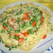 Salteado de guisantes con espaguettis