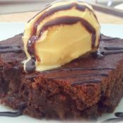 Brownie de chocolate con helado de vainilla