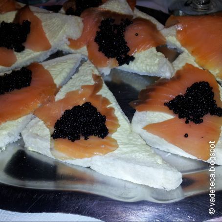 Canapes de salmón con caviar