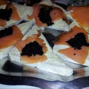 Canapes de salmón con caviar