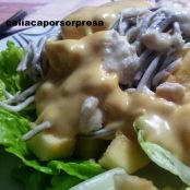 Ensalada templada de gulas, rulo de cabra y manzana con vinagreta de mostaza