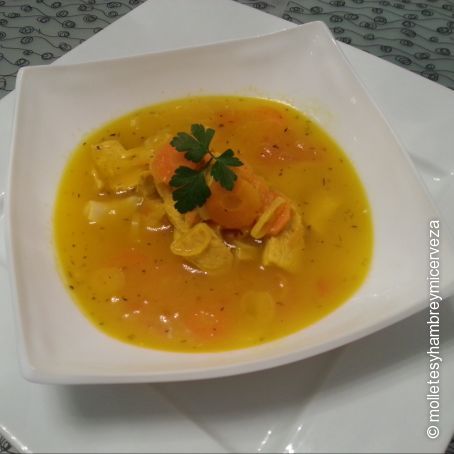 Sopa de naranja con pollo