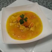 Sopa de naranja con pollo