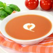 Crema de Tomate con Queso Mozzarella y Albahaca