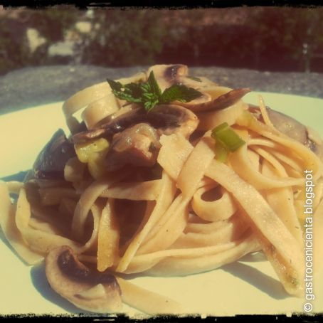 Tallarines de Espelta salteados con Calabacín, Champiñón y Menta