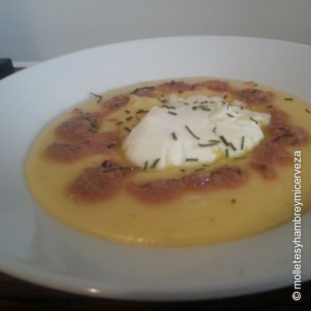 Puré de patatas con salsa de paté y huevo escalfado