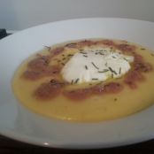 Puré de patatas con salsa de paté y huevo escalfado