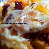 Patatas con chorizo frito y queso fundido