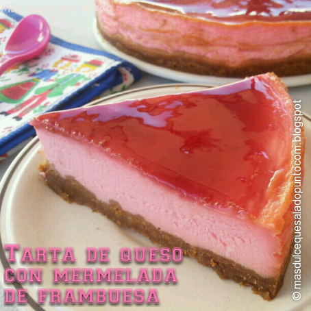 Tarta de queso con mermelada de frambuesa