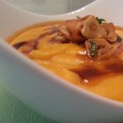 Crema de zanahoria con guarnición de ajo frito