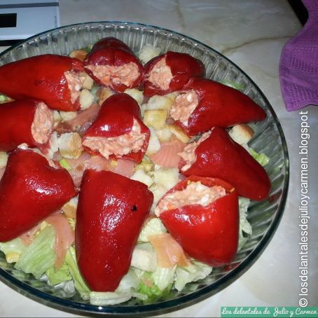 Pimientos del piquillo rellenos de atún sobre ensalada de ahumados