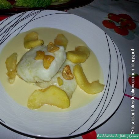 Merluza a la naranja con manzana caramelizada