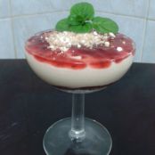 Crema mousse de limón con crujientes y mermelada de frutos rojos