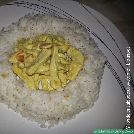 Pollo al curry con arroz salteado