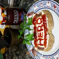 Tostada de Avena con queso al ajo y peregil,pimiento y mermelada de fresa Hero