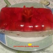 Bavarois de gelatina de fresa y nata con fresas