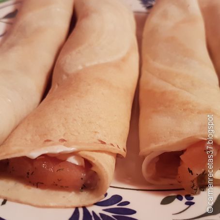Crepes rellenos de queso y salmón