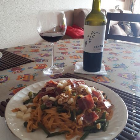 Tallarines al chile con jamón y queso parmesano