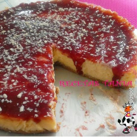 Tarta de queso con mermelada de frambuesa y chocolate blanco
