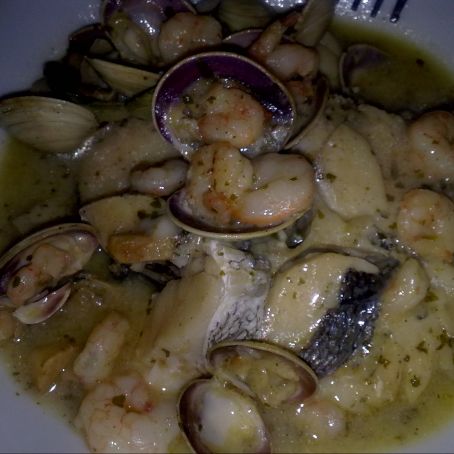 Merluza con gambas y almejas