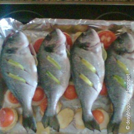 Dorada al horno con patatas y tomate