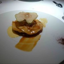 HELADO DE MIEL CON STREUSEL DE CACAO Y GELEE DE LICOR DE CHOCOLATE