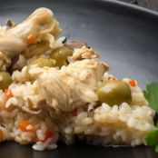 Arroz con pollo y aceitunas