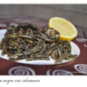 Fideuá negra con calamares