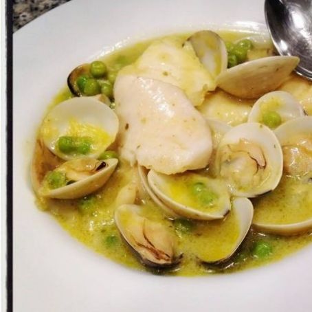 Merluza en salsa verde con almejas