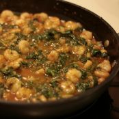 Espinacas con gambas en salsa de tomate casera