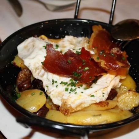 Revuelto de patatas; y Sartén