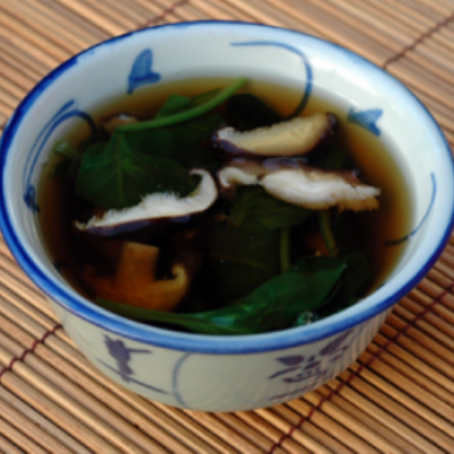 Sopa de setas shiitake y espinacas
