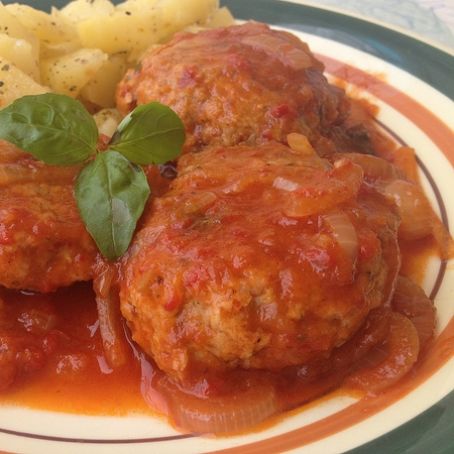 Filete ruso con tomate y albahaca