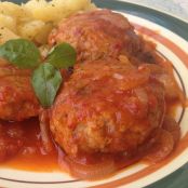 Filete ruso con tomate y albahaca