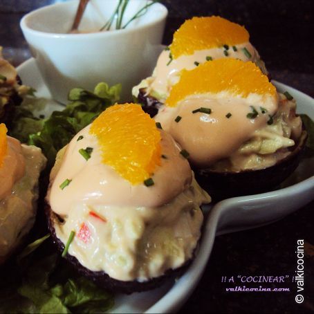 Aguacates rellenos de marisco y piña con salsa rosa