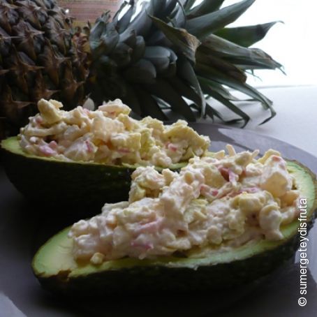 Aguacates rellenos de ensaladilla de cangrejo y piña