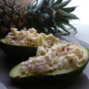 Aguacates rellenos de ensaladilla de cangrejo y piña