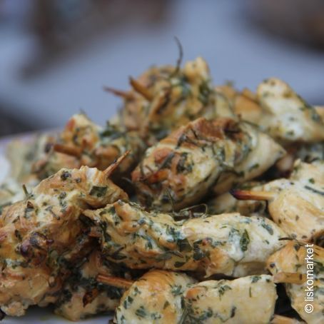 Brochetas de pollo ahumadas con hierbas frescas