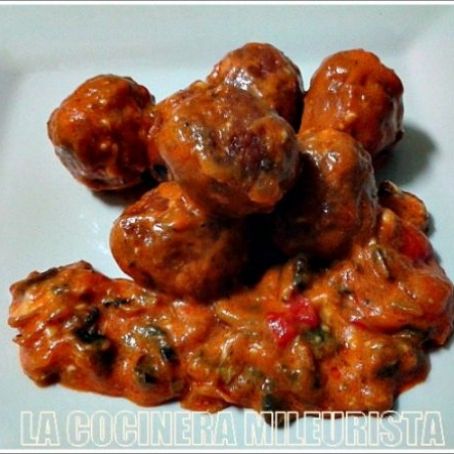 Albóndigas de carne con salsa de tomate y queso