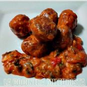 Albóndigas de carne con salsa de tomate y queso