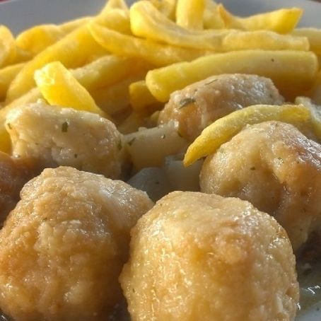 Albóndigas de merluza y frutos secos en salsa de tomate