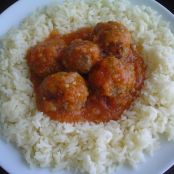 Albóndigas de carne con salsa de tomate y arroz