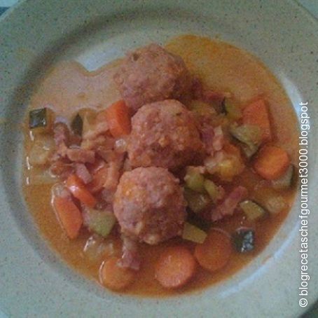 Albóndigas con verduras y bacon