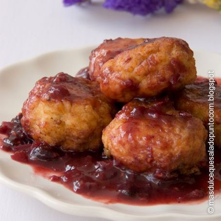 Albóndigas de pollo con salsa agridulce de frutos del bosque