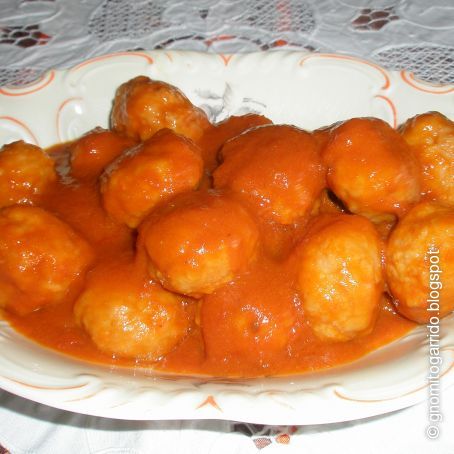 Albóndigas de pollo y gambas con salsa de marisco
